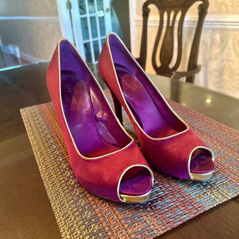 Nine West Burgundy Satin Peep Toe Pumps with Gold Piping and Stripe- Size 10